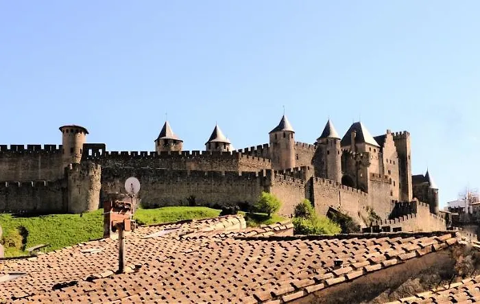 A l\'ombre des remparts